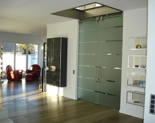 Стеклянные двери: сильные и слабые стороны