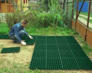 Газонная решетка или как защитить траву от вытаптывания