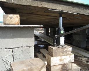 Поднятие деревянного дома