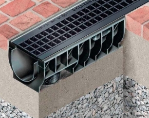 Установка пластиковых водоотводных лотков