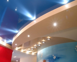 От чего зависит стоимость натяжных потолков