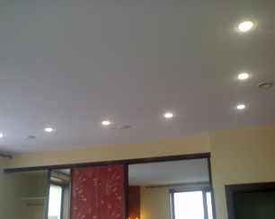 Какой тип натяжного потолка предпочесть: матовый либо глянцевый?