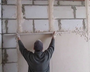 Установка входной двери и штукатурка стены