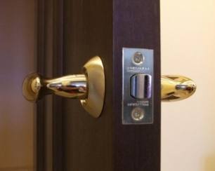 Как самостоятельно врезать замок в межкомнатную дверь