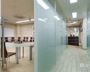 Стеклянные перегородки. Немного о безопасности и практическом применении конструкций