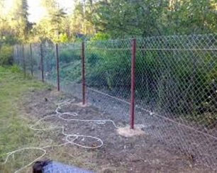 Полезные советы по установке забора из оцинкованной сетки