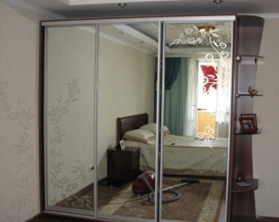 Шкафы купе с зеркальными дверцами