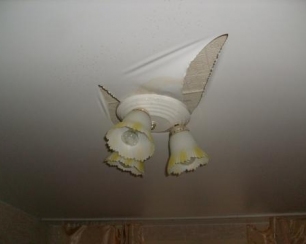 Как самостоятельно починить натяжной потолок