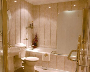 Отделка ванной комнаты панелями ПВХ и их сравнение с керамической плиткой