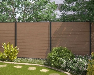 Современные ограждения из полимерных материалов. Преимущества использования фасадной сетки и сигнальных столбиков