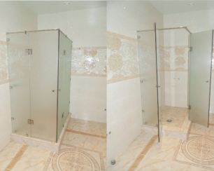 Душевые кабины и стеклянные перегородки для душа.