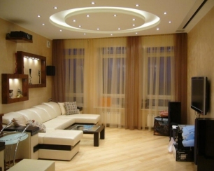 Планировка гостиной: прямые диваны, шкафы и освещение