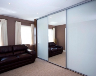 Сделать шкаф купе своими руками? Эта задача вам по силам!